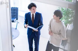 トラブルの相談を受ける様子