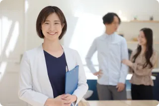 笑顔で対応する社員の様子