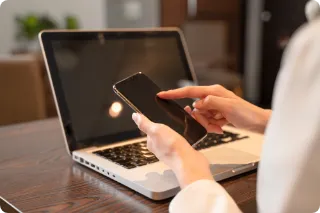 インターネットで閲覧する様子